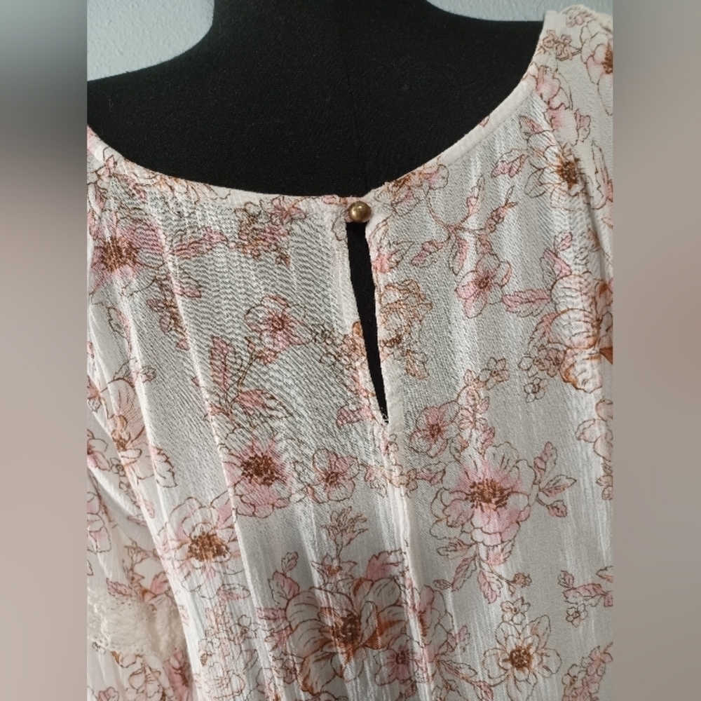 Bebop Floral Lace Trim Blouse - Picture 5 of 11